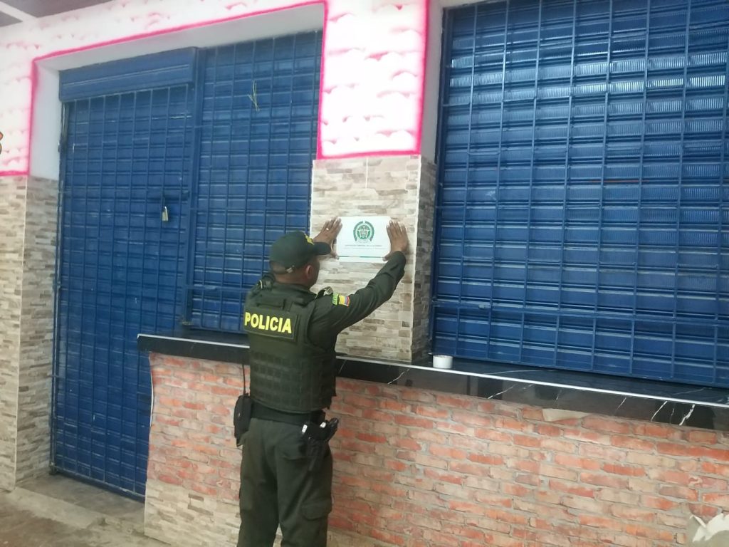 ¡Atrevido! Rompió los sellos de un establecimiento que fue cerrado.