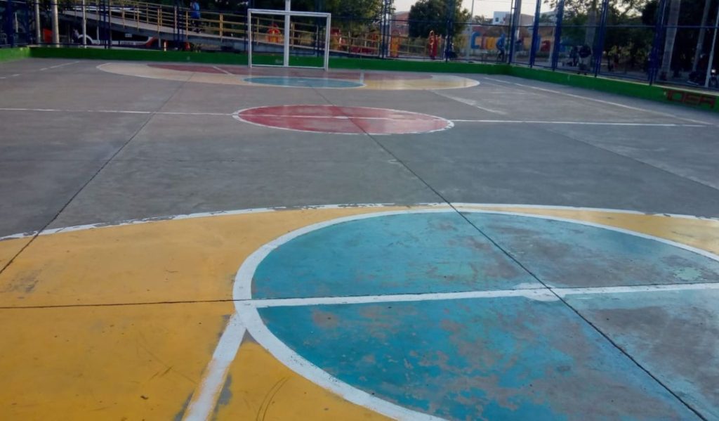 Cancha múltiple del parque Huellas de Alberto Uribe