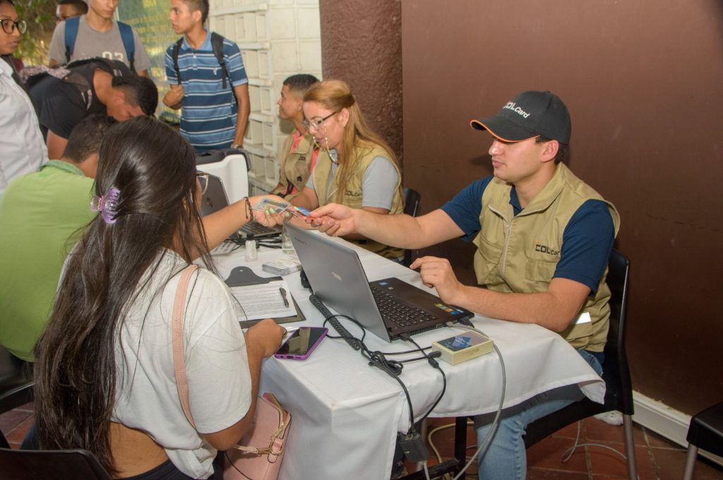 Personalizan trajeras de Transcaribe